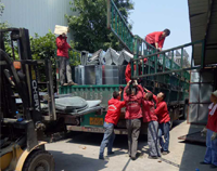 37°高溫下，優佰特廚房設備公司的員工仍然在堅持工作